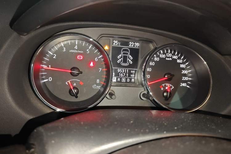 Used Nissan Qashqai 2015 2.0 XL Coolfire CVT 2WD Odometer Close Up