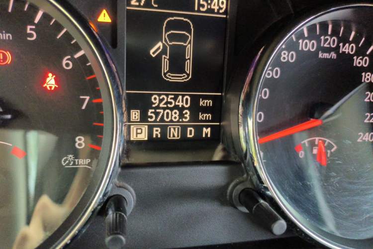 Used Nissan Qashqai 2015 2.0 XL Coolfire CVT 2WD Odometer Close Up