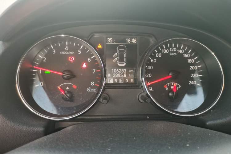 Used Nissan Qashqai 2015 2.0 XV Coolray CVT 2WD Odometer Close Up