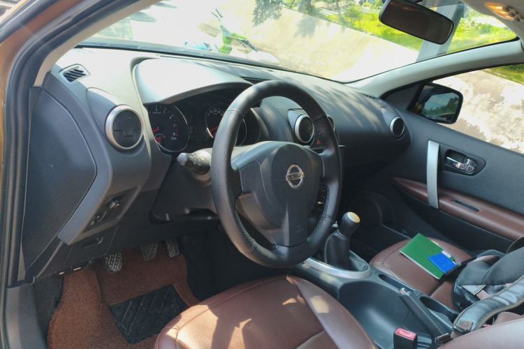 Used Nissan Qashqai 2015 2.0 XL Cool Fire MT 2WD Center Console