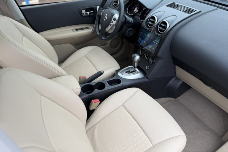 Used Nissan Qashqai 2015 2.0 XL Coolfire CVT 2WD Interior 8