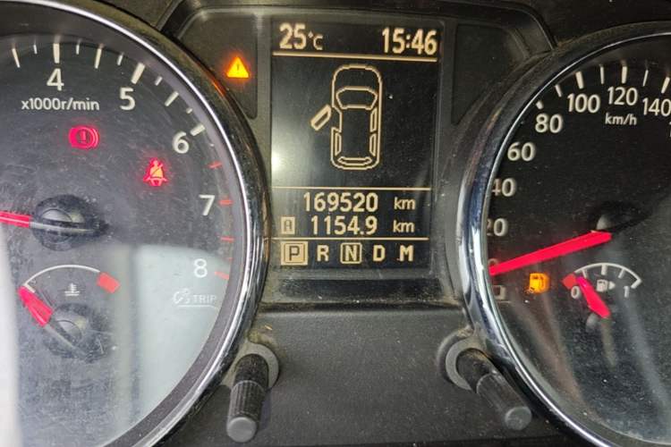 Used Nissan Qashqai 2015 2.0 XL Coolfire CVT 2WD Odometer Close Up