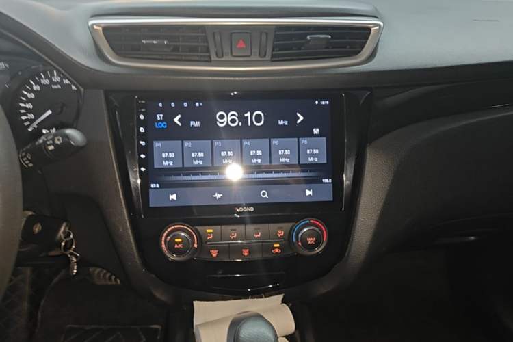 Used Nissan Qashqai 2016 2.0L CVT Elite Edition Audio And AC Panel