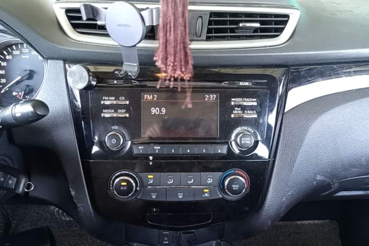 Used Nissan Qashqai 2016 2.0L CVT Elite Edition Audio And AC Panel