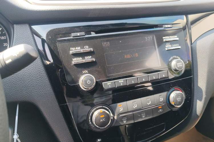Used Nissan Qashqai 2016 2.0L CVT Elite Edition Audio And AC Panel