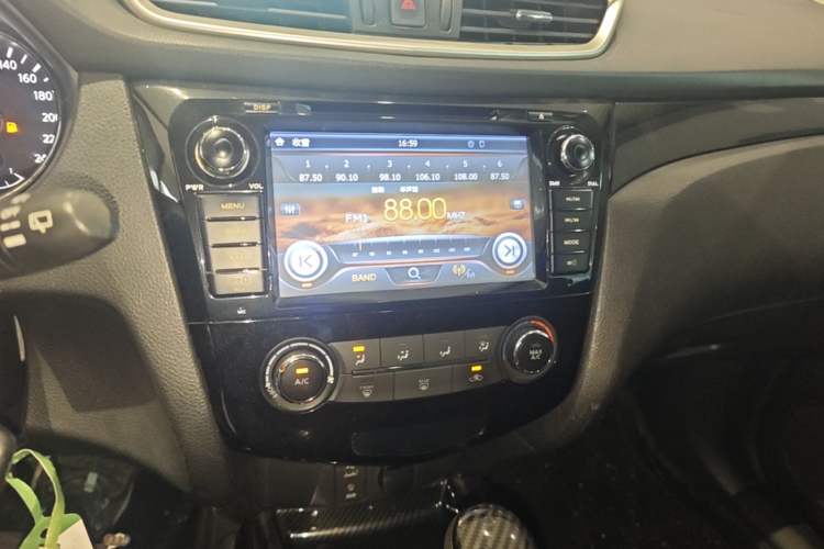 Used Nissan Qashqai 2016 2.0L CVT Elite Edition Audio And AC Panel