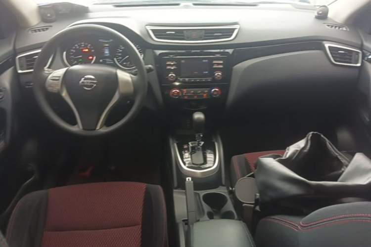 Used Nissan Qashqai 2016 2.0L CVT Elite Edition Center Console