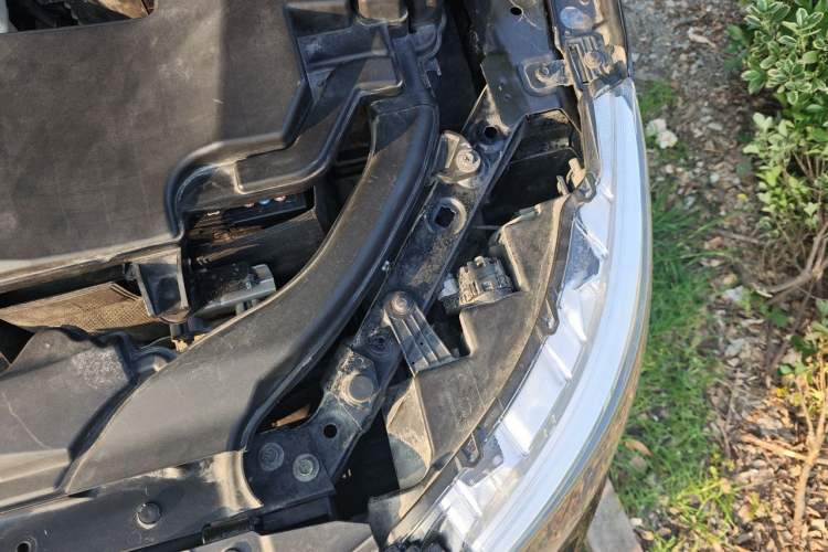 Used Nissan Qashqai 2016 2.0L CVT Elite Edition Engine Bay Left