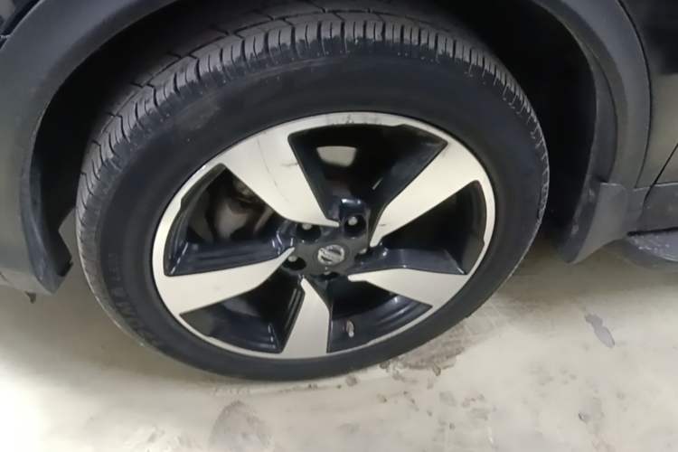 Used Nissan Qashqai 2016 2.0L CVT Luxury Edition Left Front Wheel Hub