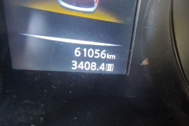 Used Nissan Qashqai 2016 2.0L CVT Elite Edition Odometer Close Up