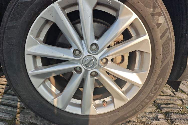 Used Nissan Qashqai 2016 2.0L CVT Elite Edition Right Front Wheel Hub