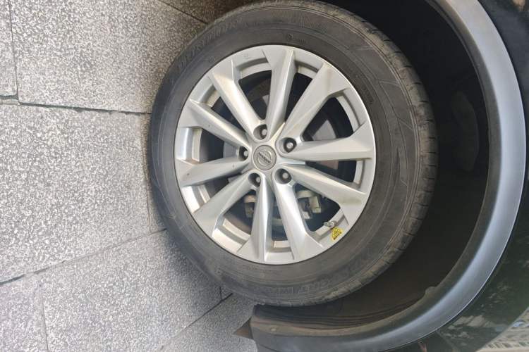 Used Nissan Qashqai 2016 2.0L CVT Elite Edition Right Front Wheel Hub