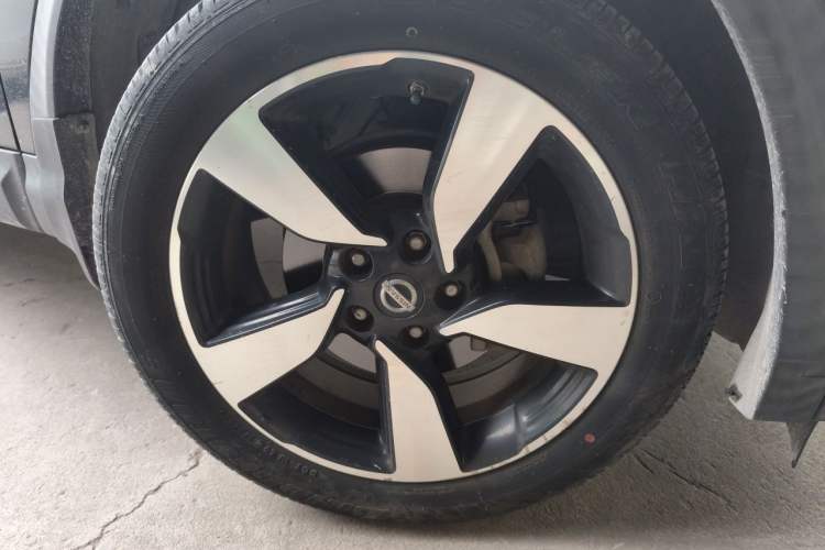 Used Nissan Qashqai 2016 2.0L CVT Luxury Edition Right Front Wheel Hub