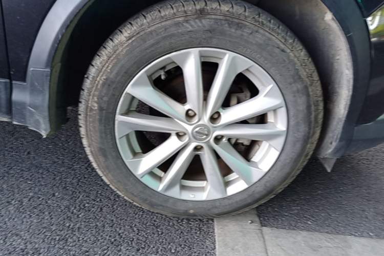 Used Nissan Qashqai 2016 2.0L CVT Elite Edition Right Front Wheel Hub