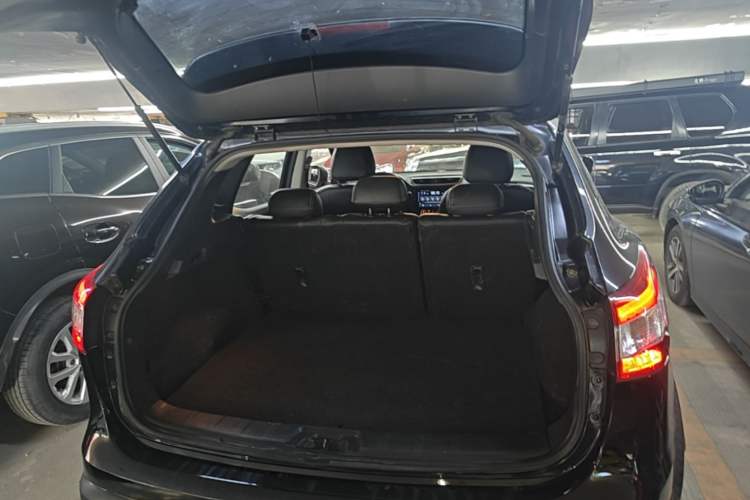 Used Nissan Qashqai 2016 2.0L CVT Elite Edition Trunk