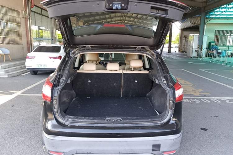 Used Nissan Qashqai 2016 2.0L CVT Elite Edition Trunk