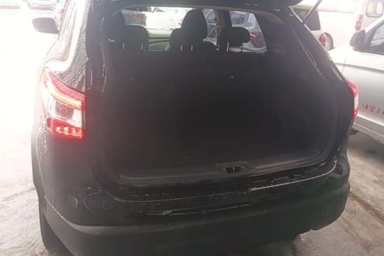 Used Nissan Qashqai 2016 2.0L CVT Elite Edition Trunk