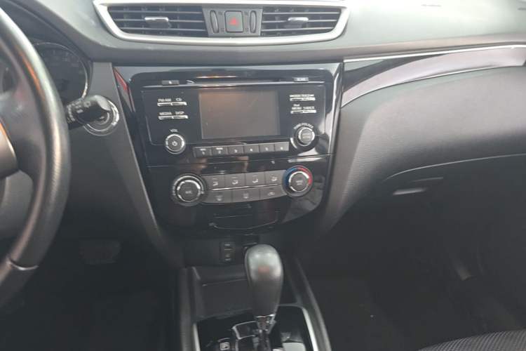 Used Nissan Qashqai 2016 2.0L CVT Luxury Edition Audio And AC Panel