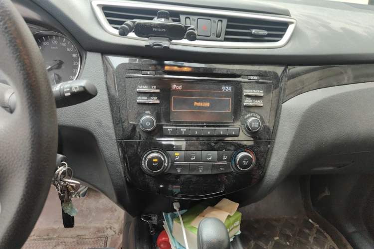 Used Nissan Qashqai 2016 2.0L CVT Elite Edition Audio And AC Panel