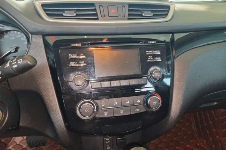 Used Nissan Qashqai 2016 2.0L CVT Elite Edition Audio And AC Panel