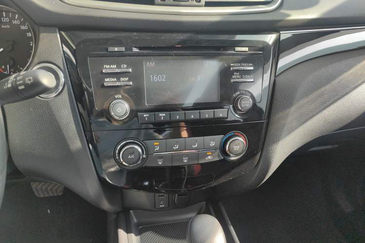 Used Nissan Qashqai 2016 2.0L CVT Luxury Edition Audio And AC Panel