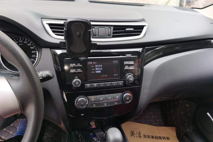 Used Nissan Qashqai 2016 2.0L CVT Elite Edition Audio And AC Panel
