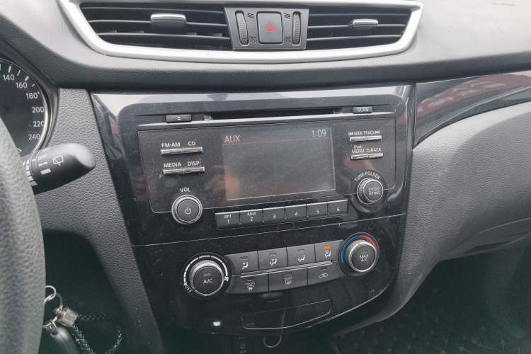 Used Nissan Qashqai 2016 2.0L CVT Elite Edition Audio And AC Panel