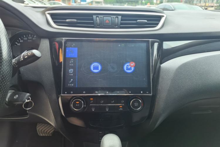 Used Nissan Qashqai 2016 2.0L CVT Elite Edition Center Console
