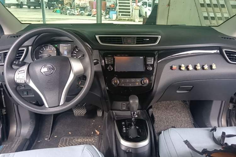 Used Nissan Qashqai 2016 2.0L CVT Elite Edition Center Console