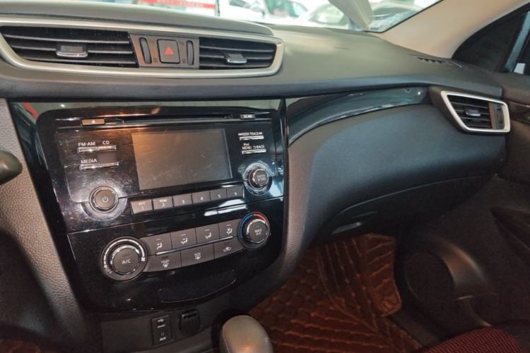 Used Nissan Qashqai 2016 2.0L CVT Elite Edition Center Console