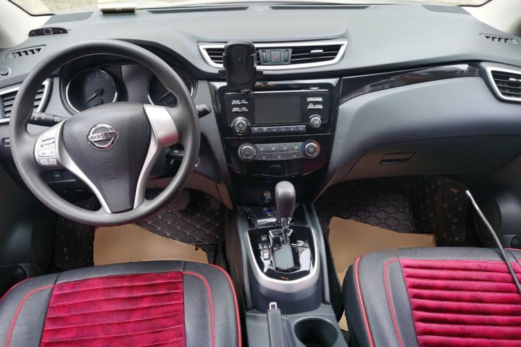 Used Nissan Qashqai 2016 2.0L CVT Elite Edition Center Console