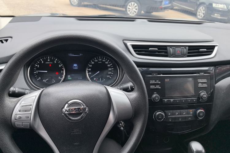 Used Nissan Qashqai 2016 2.0L CVT Elite Edition Center Console