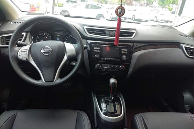 Used Nissan Qashqai 2016 2.0L CVT Elite Edition Center Console