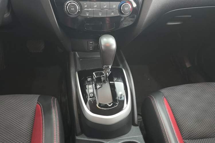 Used Nissan Qashqai 2016 2.0L CVT Luxury Edition Gear Lever