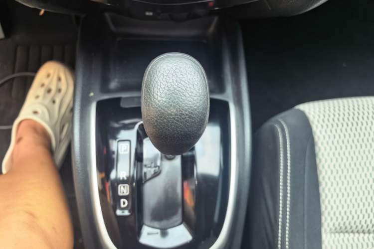 Used Nissan Qashqai 2016 2.0L CVT Elite Edition Gear Lever