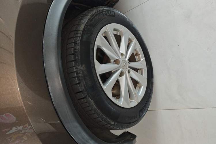 Used Nissan Qashqai 2016 2.0L CVT Elite Edition Left Front Wheel Hub