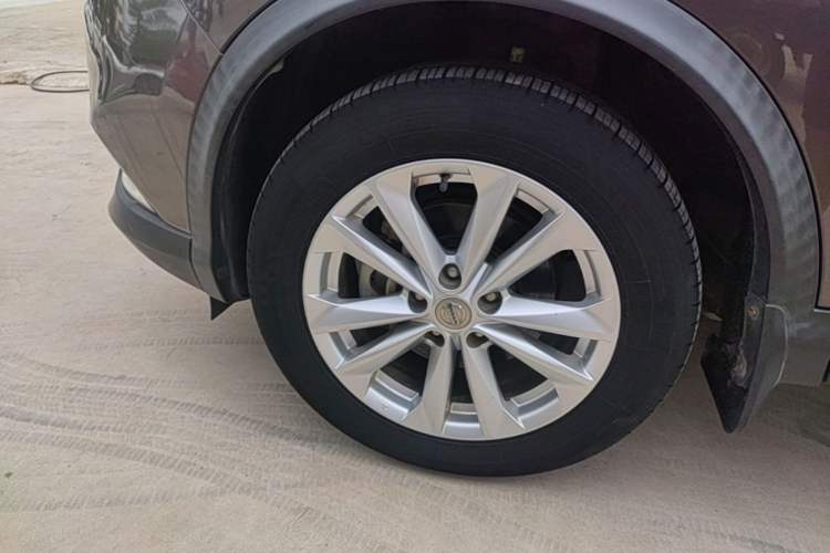Used Nissan Qashqai 2016 2.0L CVT Elite Edition Left Front Wheel Hub