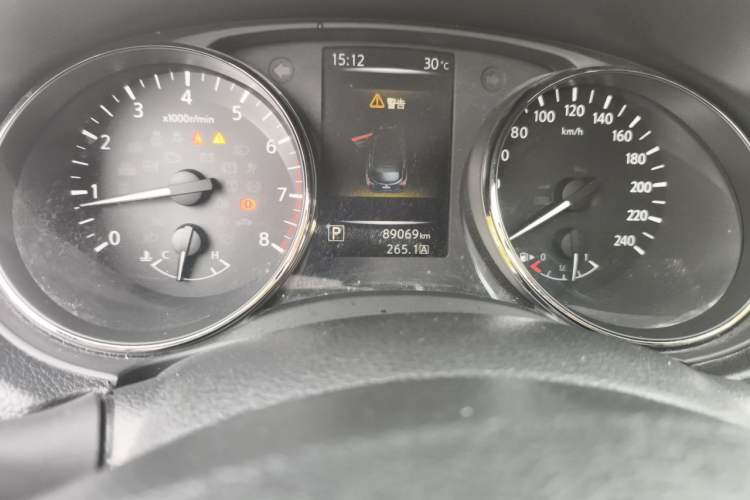 Used Nissan Qashqai 2016 2.0L CVT Deluxe Edition Odometer Close Up