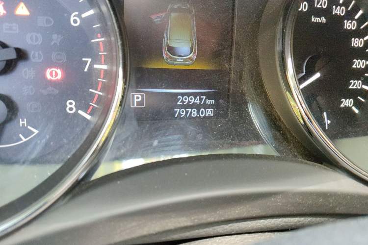 Used Nissan Qashqai 2016 2.0L CVT Elite Edition Odometer Close Up