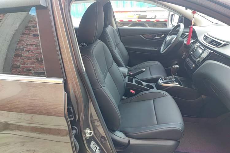 Used Nissan Qashqai 2016 2.0L CVT Elite Edition Right Front Seat