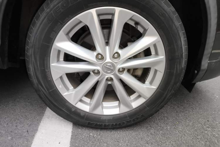 Used Nissan Qashqai 2016 2.0L CVT Elite Edition Right Front Wheel Hub