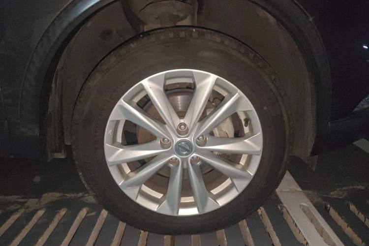 Used Nissan Qashqai 2016 2.0L CVT Elite Edition Right Front Wheel Hub