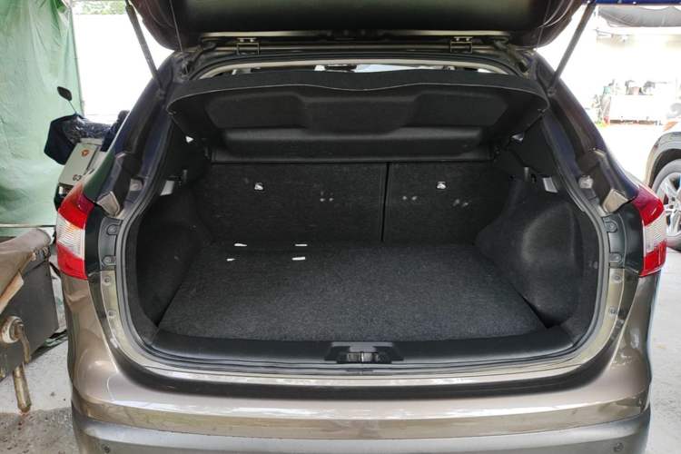 Used Nissan Qashqai 2016 2.0L CVT Elite Edition Trunk