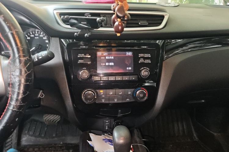 Used Nissan Qashqai 2016 2.0L CVT Elite Edition Audio And AC Panel