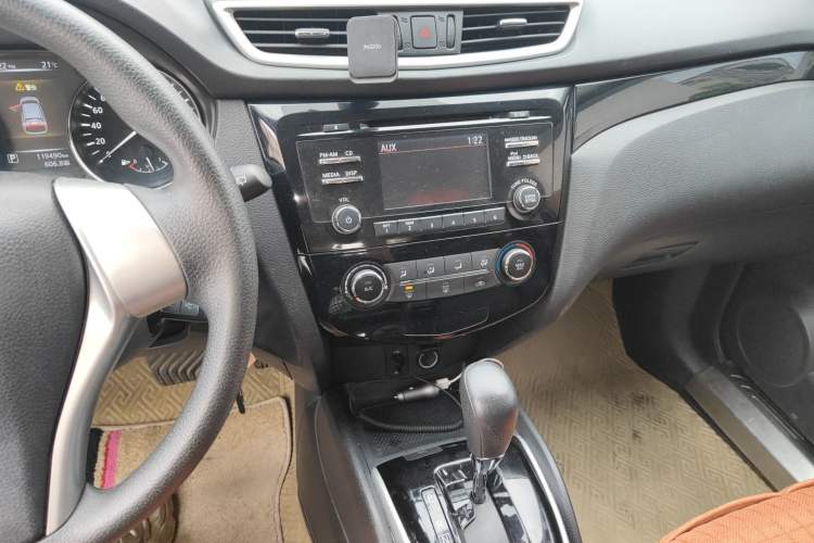 Used Nissan Qashqai 2016 2.0L CVT Elite Edition Audio And AC Panel