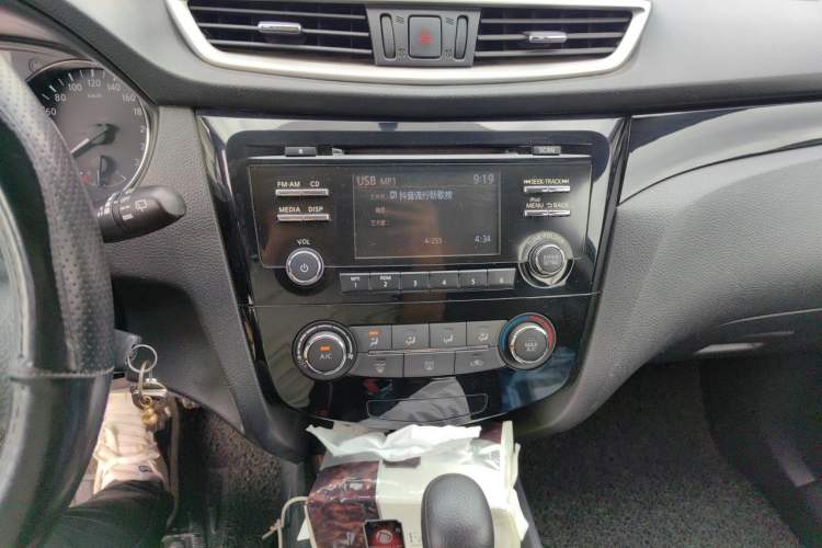 Used Nissan Qashqai 2016 2.0L CVT Elite Edition Audio And AC Panel