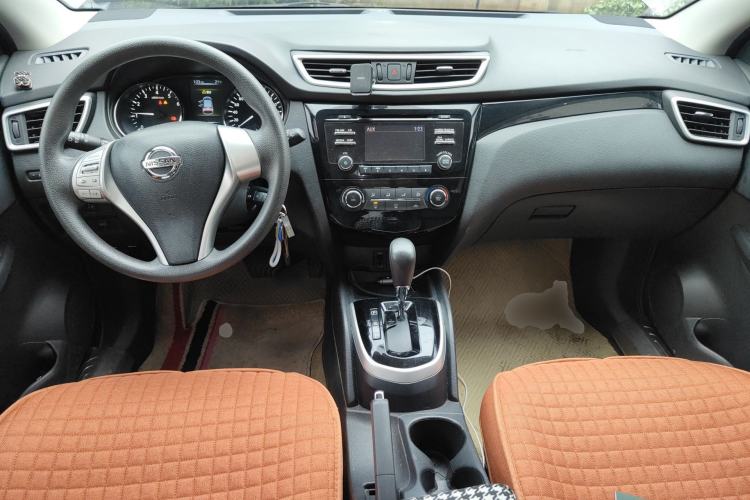 Used Nissan Qashqai 2016 2.0L CVT Elite Edition Center Console