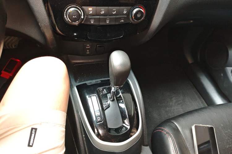 Used Nissan Qashqai 2016 2.0L CVT Elite Edition Gear Lever