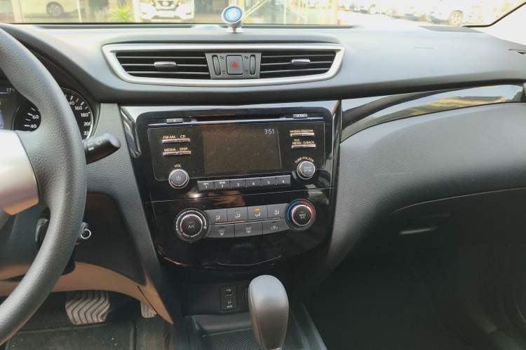 Used Nissan Qashqai 2016 2.0L CVT Elite Edition Audio And AC Panel