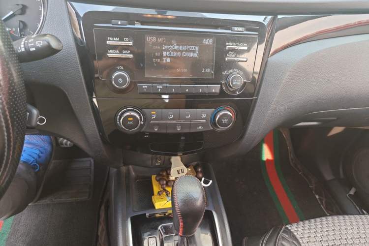 Used Nissan Qashqai 2016 2.0L CVT Elite Edition Audio And AC Panel
